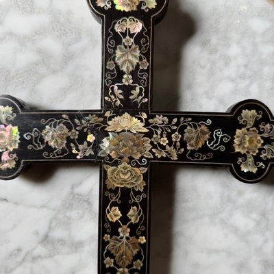 Indochina-Holzkreuz mit Perlmutteinlagen aus dem frühen 20. Jahrhundert