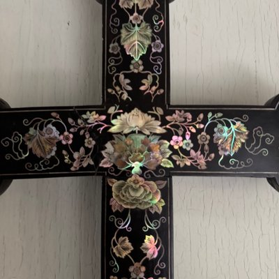 Indochina-Holzkreuz mit Perlmutteinlagen aus dem frühen 20. Jahrhundert