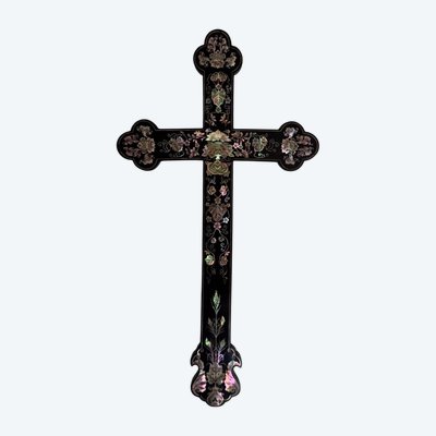 Indochina-Holzkreuz mit Perlmutteinlagen aus dem frühen 20. Jahrhundert