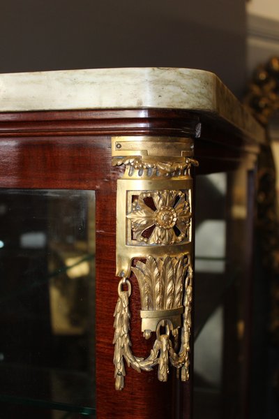 Vetrina in mogano e intarsio, fine XIX secolo