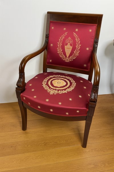 Paire de Fauteuils Empire en Acajou sculpté – Tissu brodé cramoisi – Début XIXe siècle