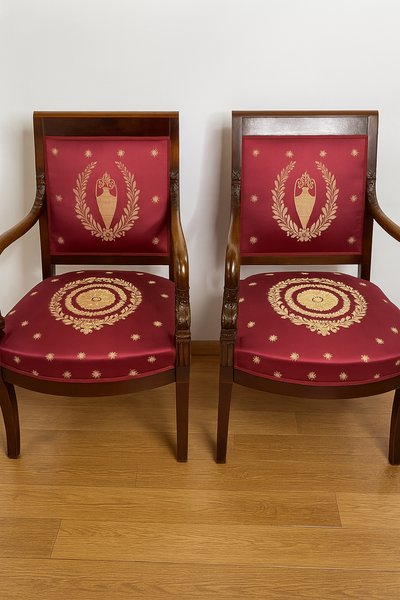 Paire de Fauteuils Empire en Acajou sculpté – Tissu brodé cramoisi – Début XIXe siècle