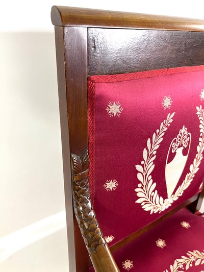 Paire de Fauteuils Empire en Acajou sculpté – Tissu brodé cramoisi – Début XIXe siècle