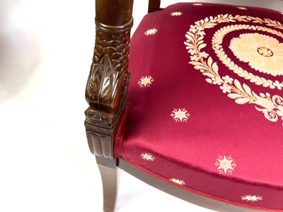 Paire de Fauteuils Empire en Acajou sculpté – Tissu brodé cramoisi – Début XIXe siècle