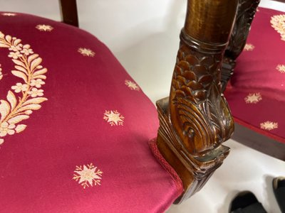 Paire de Fauteuils Empire en Acajou sculpté – Tissu brodé cramoisi – Début XIXe siècle