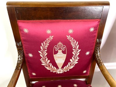 Paire de Fauteuils Empire en Acajou sculpté – Tissu brodé cramoisi – Début XIXe siècle