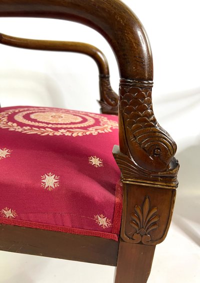 Paire de Fauteuils Empire en Acajou sculpté – Tissu brodé cramoisi – Début XIXe siècle