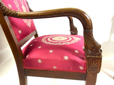 Paire de Fauteuils Empire en Acajou sculpté – Tissu brodé cramoisi – Début XIXe siècle