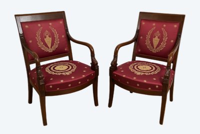 Paire de Fauteuils Empire en Acajou sculpté – Tissu brodé cramoisi – Début XIXe siècle