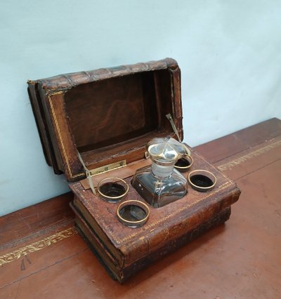 Cantina di liquori, trompe l'oeil.