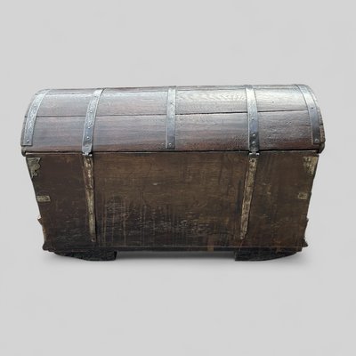 Important Coffre En Chêne à Dessus Bombé à Riche Décor De Fer Forgé époque XVIIème 