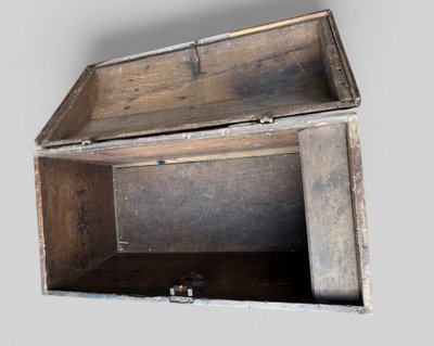 Important Coffre En Chêne à Dessus Bombé à Riche Décor De Fer Forgé époque XVIIème 