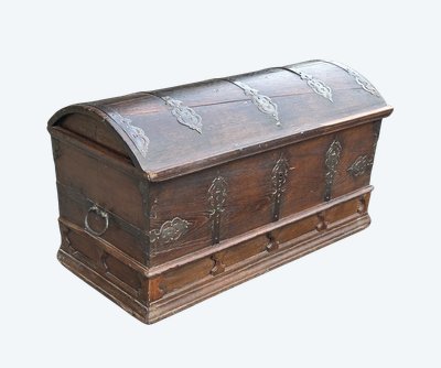 Important Coffre En Chêne à Dessus Bombé à Riche Décor De Fer Forgé époque XVIIème 