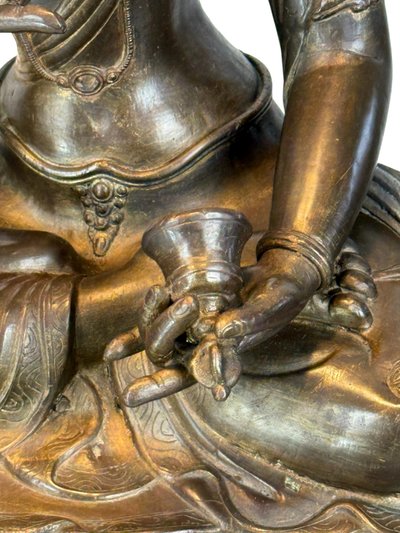 GRANDE PAIRE DE LAMPES EN BRONZE REPRÉSENTANT DES STATUES TIBÉTAINE FIN XIXe