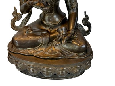 GRANDE PAIRE DE LAMPES EN BRONZE REPRÉSENTANT DES STATUES TIBÉTAINE FIN XIXe