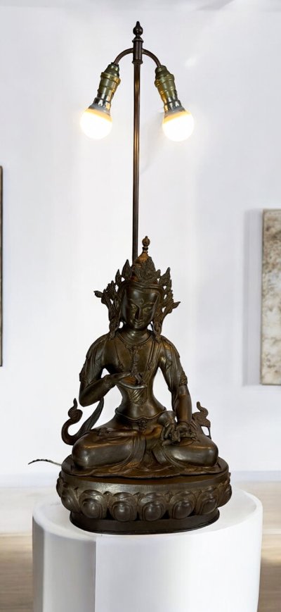 GRANDE PAIRE DE LAMPES EN BRONZE REPRÉSENTANT DES STATUES TIBÉTAINE FIN XIXe