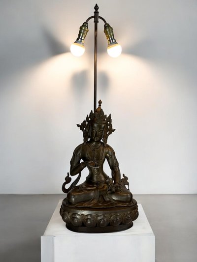 GRANDE PAIRE DE LAMPES EN BRONZE REPRÉSENTANT DES STATUES TIBÉTAINE FIN XIXe