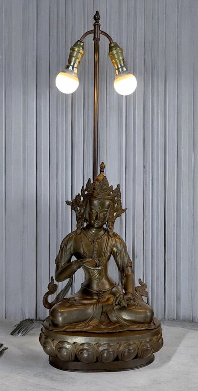 GRANDE PAIRE DE LAMPES EN BRONZE REPRÉSENTANT DES STATUES TIBÉTAINE FIN XIXe