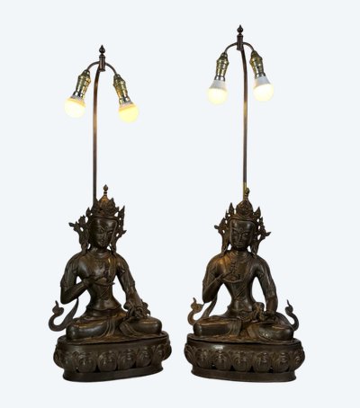 GRANDE PAIRE DE LAMPES EN BRONZE REPRÉSENTANT DES STATUES TIBÉTAINE FIN XIXe
