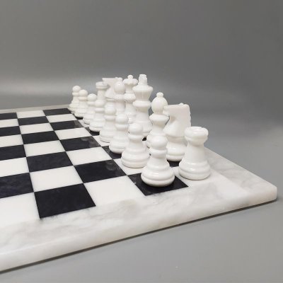 1970s Gorgeous Black and White Chess Set in Volterra Alabaster Handmade Made in Italy (Jeu d'échecs noir et blanc en albâtre de Volterra fait à la main)