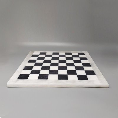 1970s Gorgeous Black and White Chess Set in Volterra Alabaster Handmade Made in Italy (Jeu d'échecs noir et blanc en albâtre de Volterra fait à la main)