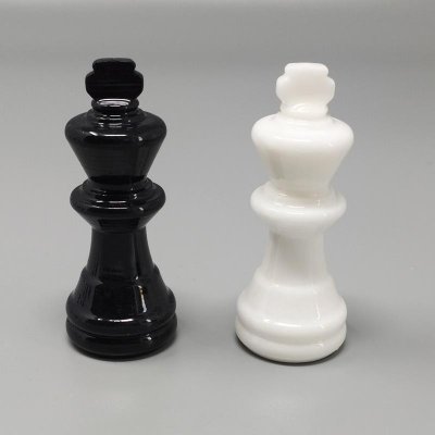 1970s Gorgeous Black and White Chess Set in Volterra Alabaster Handmade Made in Italy (Jeu d'échecs noir et blanc en albâtre de Volterra fait à la main)