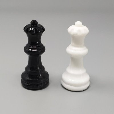 1970s Gorgeous Black and White Chess Set in Volterra Alabaster Handmade Made in Italy (Jeu d'échecs noir et blanc en albâtre de Volterra fait à la main)