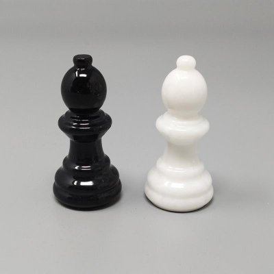 1970s Gorgeous Black and White Chess Set in Volterra Alabaster Handmade Made in Italy (Jeu d'échecs noir et blanc en albâtre de Volterra fait à la main)