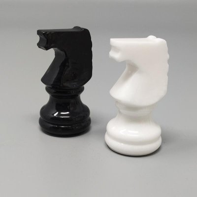 1970s Gorgeous Black and White Chess Set in Volterra Alabaster Handmade Made in Italy (Jeu d'échecs noir et blanc en albâtre de Volterra fait à la main)