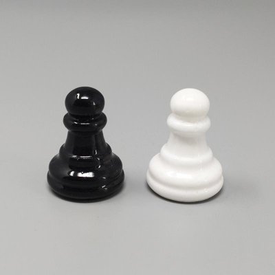 1970s Gorgeous Black and White Chess Set in Volterra Alabaster Handmade Made in Italy (Jeu d'échecs noir et blanc en albâtre de Volterra fait à la main)