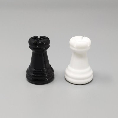 1970s Gorgeous Black and White Chess Set in Volterra Alabaster Handmade Made in Italy (Jeu d'échecs noir et blanc en albâtre de Volterra fait à la main)