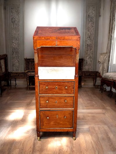 MEUBLE COIFFEUSE /BARBIERE EN ACAJOU XIXe AVEC DESSUS CUIR DECOUVRANT UN MIROIR