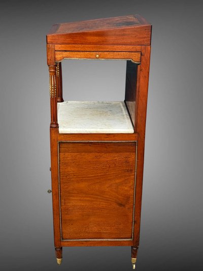 MEUBLE COIFFEUSE /BARBIERE EN ACAJOU XIXe AVEC DESSUS CUIR DECOUVRANT UN MIROIR