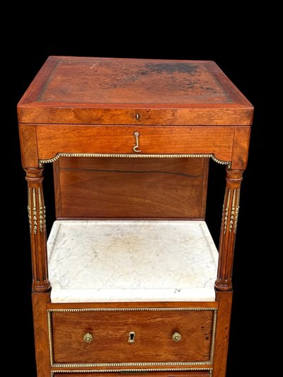 MEUBLE COIFFEUSE /BARBIERE EN ACAJOU XIXe AVEC DESSUS CUIR DECOUVRANT UN MIROIR