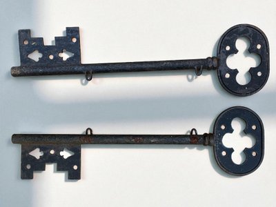 LARGE EIGHTEENTH CENTURY DOUBLE-SIDED LOCKWARE SIGN IN IRON 87 CM LONG