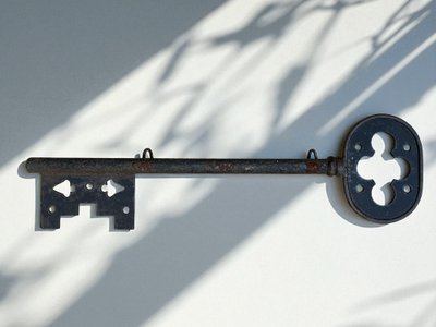 LARGE EIGHTEENTH CENTURY DOUBLE-SIDED LOCKWARE SIGN IN IRON 87 CM LONG
