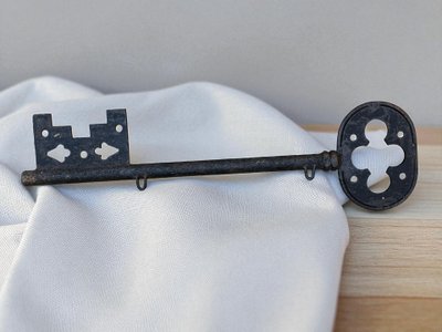 LARGE EIGHTEENTH CENTURY DOUBLE-SIDED LOCKWARE SIGN IN IRON 87 CM LONG