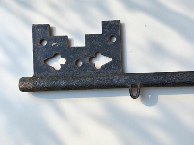 LARGE EIGHTEENTH CENTURY DOUBLE-SIDED LOCKWARE SIGN IN IRON 87 CM LONG