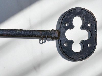 LARGE EIGHTEENTH CENTURY DOUBLE-SIDED LOCKWARE SIGN IN IRON 87 CM LONG