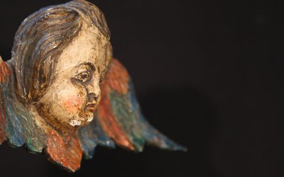 Piccola testa d'angelo in legno policromo XIX secolo
