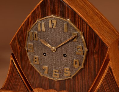 Exceptional and very elegant mantel clock, typical of the Amsterdam Art Deco school, in oak.