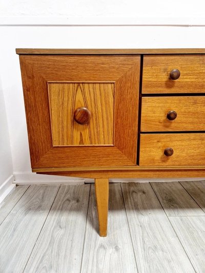 Credenza in teak con frontone a volta di metà secolo