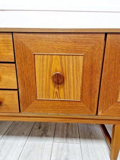 Credenza in teak con frontone a volta di metà secolo