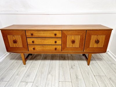 Credenza in teak con frontone a volta di metà secolo