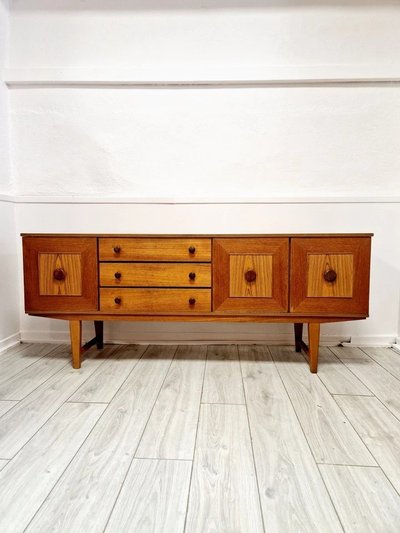 Credenza in teak con frontone a volta di metà secolo