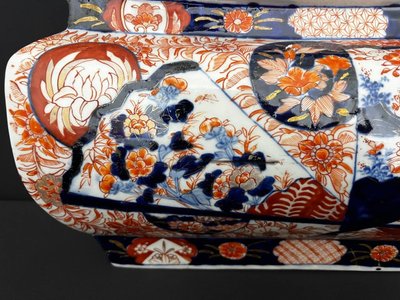 Imari porcelain planter, Japan late 19th century