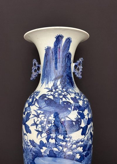 Grande vaso in porcellana bianca e blu, Cina, fine XIX - inizio XX secolo