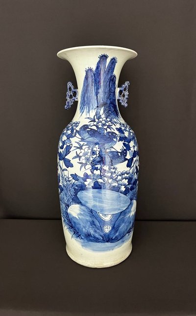 Grande vaso in porcellana bianca e blu, Cina, fine XIX - inizio XX secolo