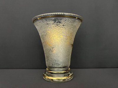 Vase en verre signé Adat – Style Art déco – Décor de grappes dorées en relief