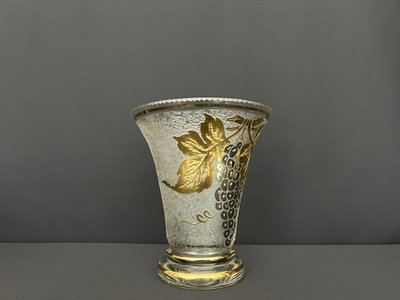 Vase en verre signé Adat – Style Art déco – Décor de grappes dorées en relief